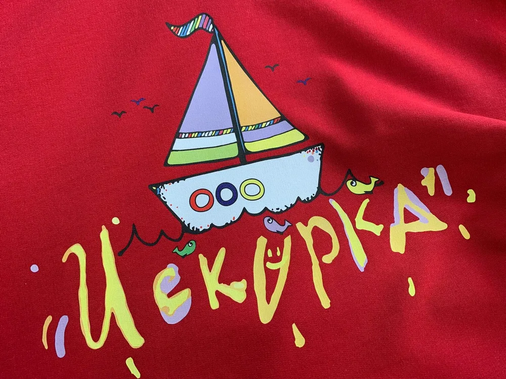 DTF-принт «Искорка» с корабликом на красной футболке